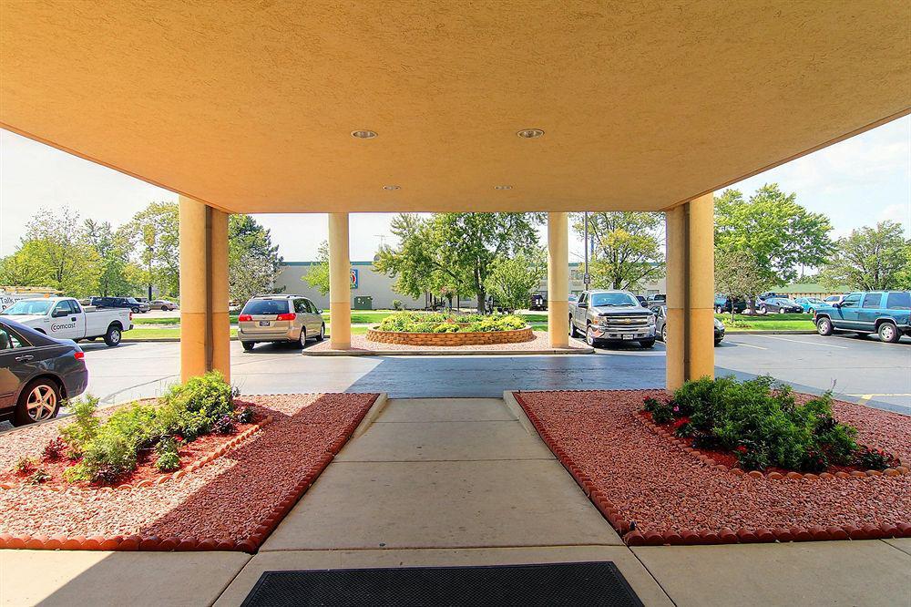 Inn & Suites Меррилвилл Экстерьер фото